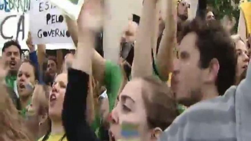 Apoyo en Londres a las protestas de Brasil