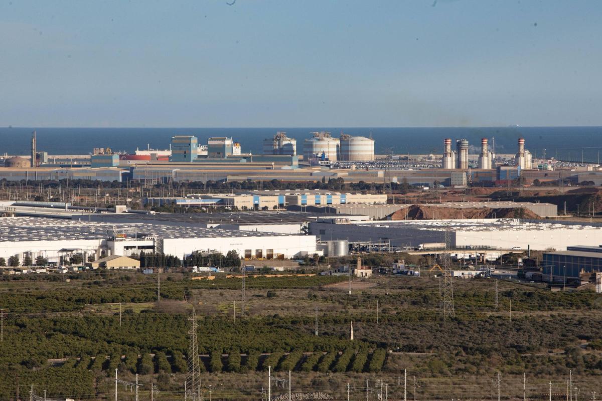 Vista de varias industrias de Sagunt.