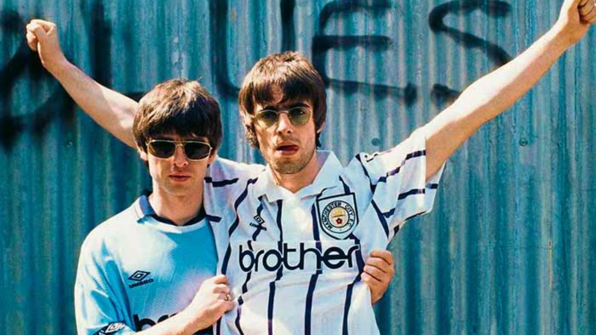 Noel y Liam Gallagher con camisetas del Manchester City