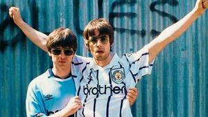 Noel y Liam Gallagher con camisetas del Manchester City
