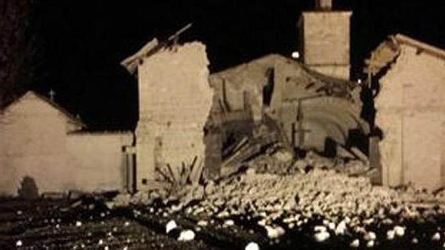 Una iglesia derruida en Campi di Norcia.