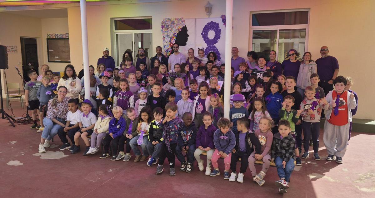 Foto de familia de los niños y niñas del colegio de Triquivijate, junto a sus profesores , en el acto de reconocimiento de la figura de doña Paquita. | LP/DLP