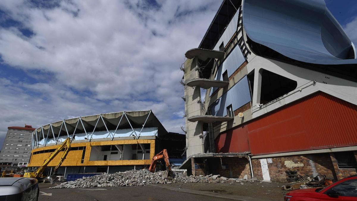 Demolición de la escalera de caracol de Río en Balaídos