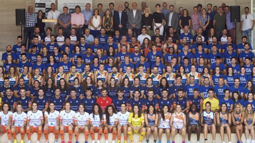 Foto de familia de los deportistas federados de la UA en el campus de San Vicente.