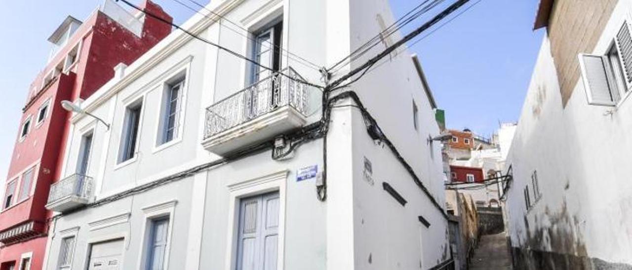 Coche aparcado en una calle del Risco de San Nicolás. |