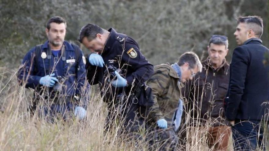 Los investigadores inspeccionan la zona forestal en la que aparecieron los restos óseos.