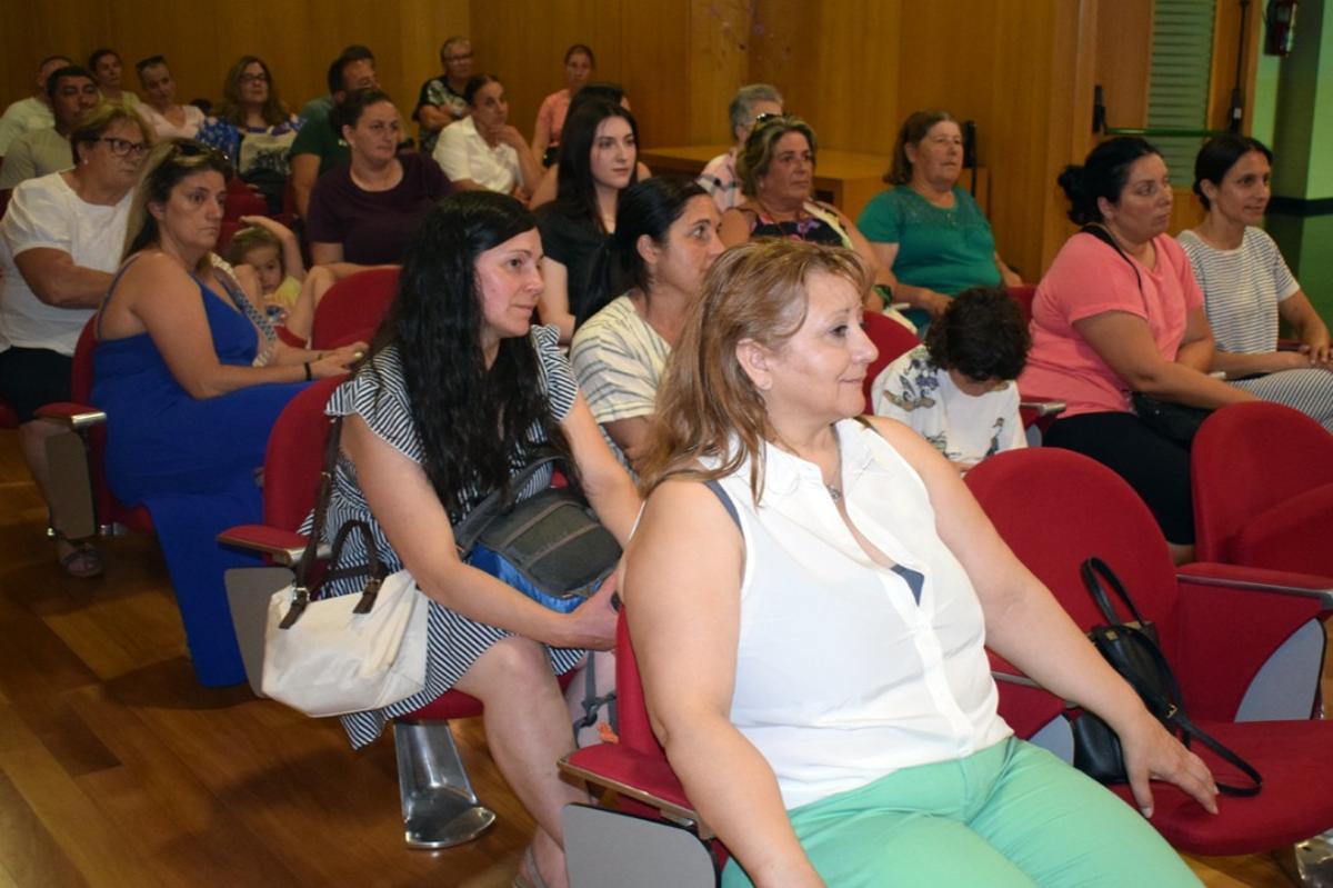 El acto de entrega de diplomas en el Auditorio Municipal de Valga.