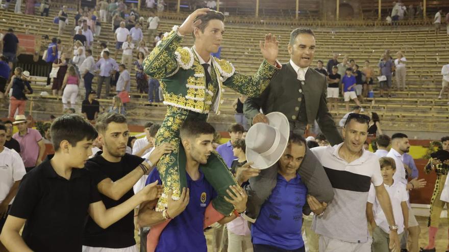 Puerta Grande para Javier Cuartero en su debut con caballos en Alicante