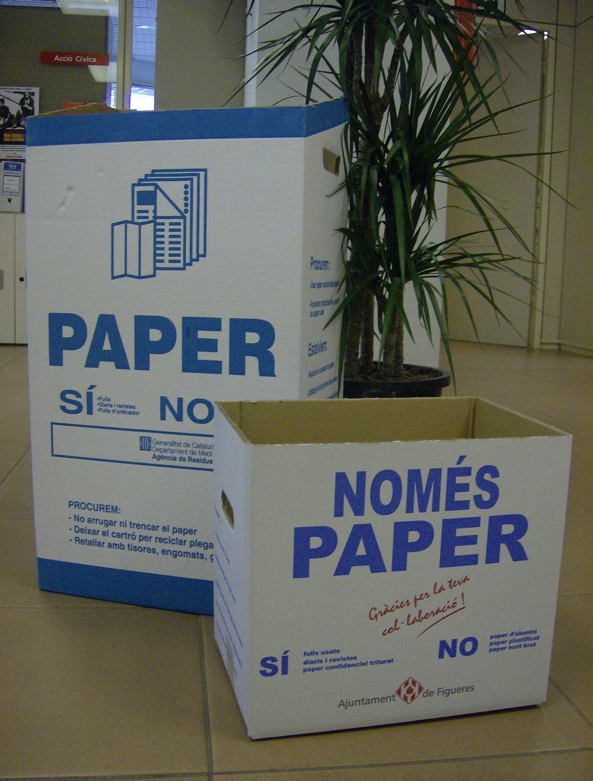 Recipients preparats per a dispositar paper en un lloc de treball.