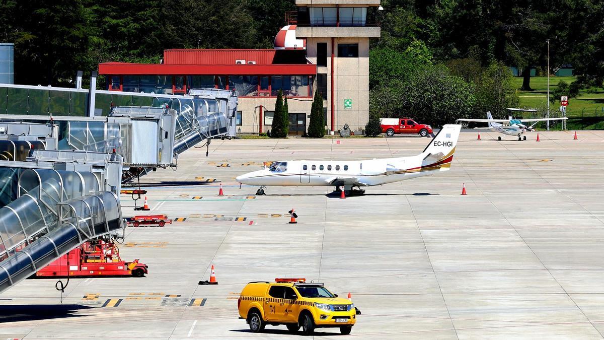 El avión que tuvo el problema estacionado hoy en el aeropuerto de Vigo.