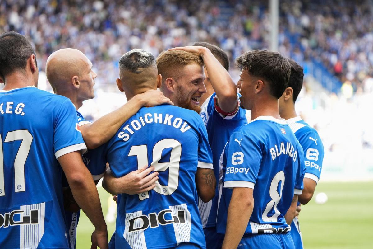 Los jugadores del Alavés celebran el gol de Carlos Vicente ante la UD Las Palmas.