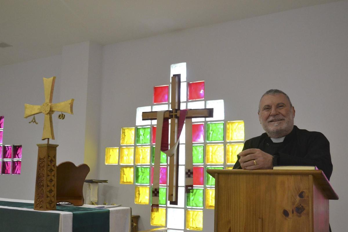El sacerdote José Quesada en su parroquia anglicana de La Corredoria.