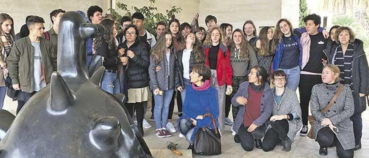 Alumnes dels dos centres durant la trobada del final del projecte.