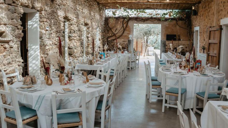 Muros de piedra y esencia ibicenca en el restaurante. | | SES ESCOLES