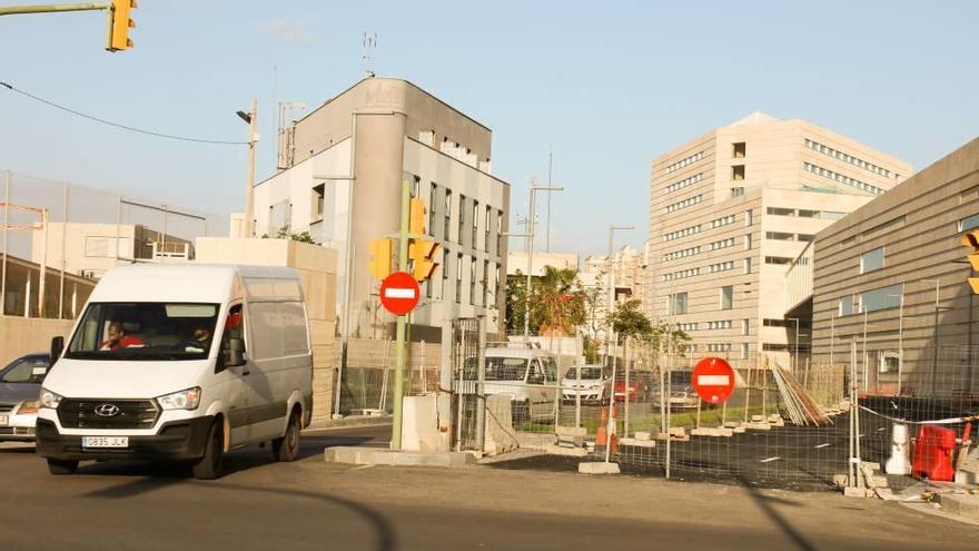 Una de las calles que dan al Palacio de Congresos permanece cerrada pese a que las obras finalizaron a finales de febrero.