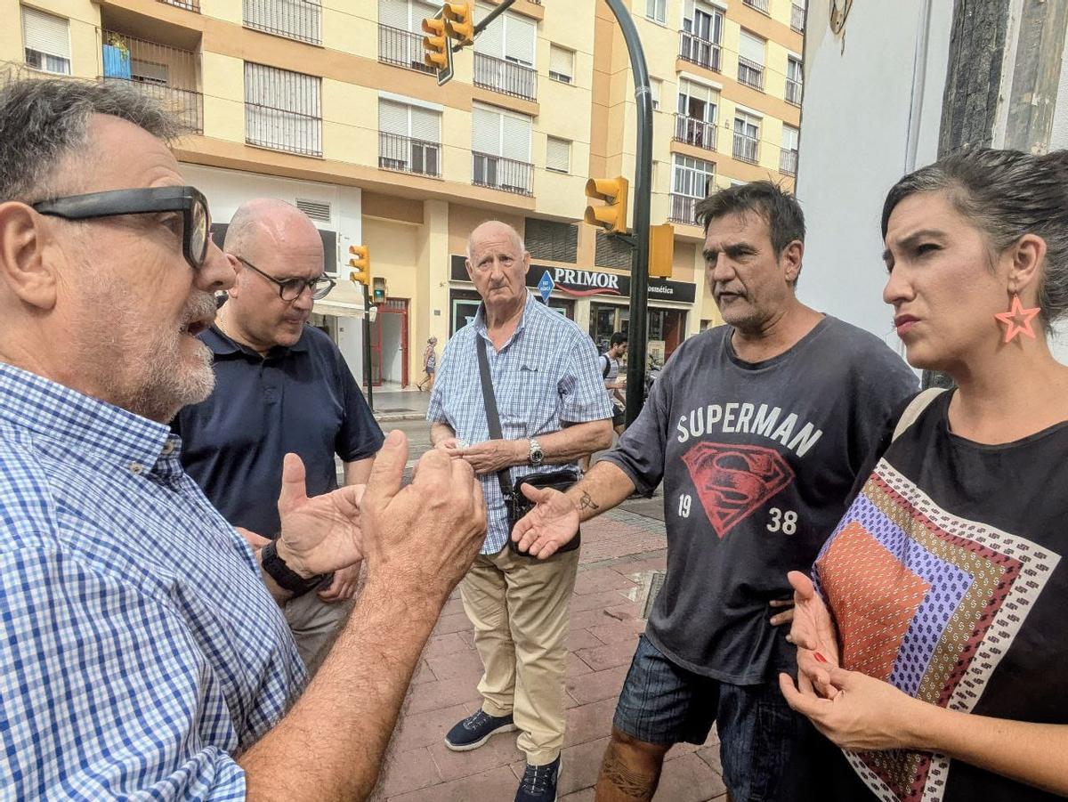 Toni Morillas conversa con vecinos de Huelin y La Princesa.