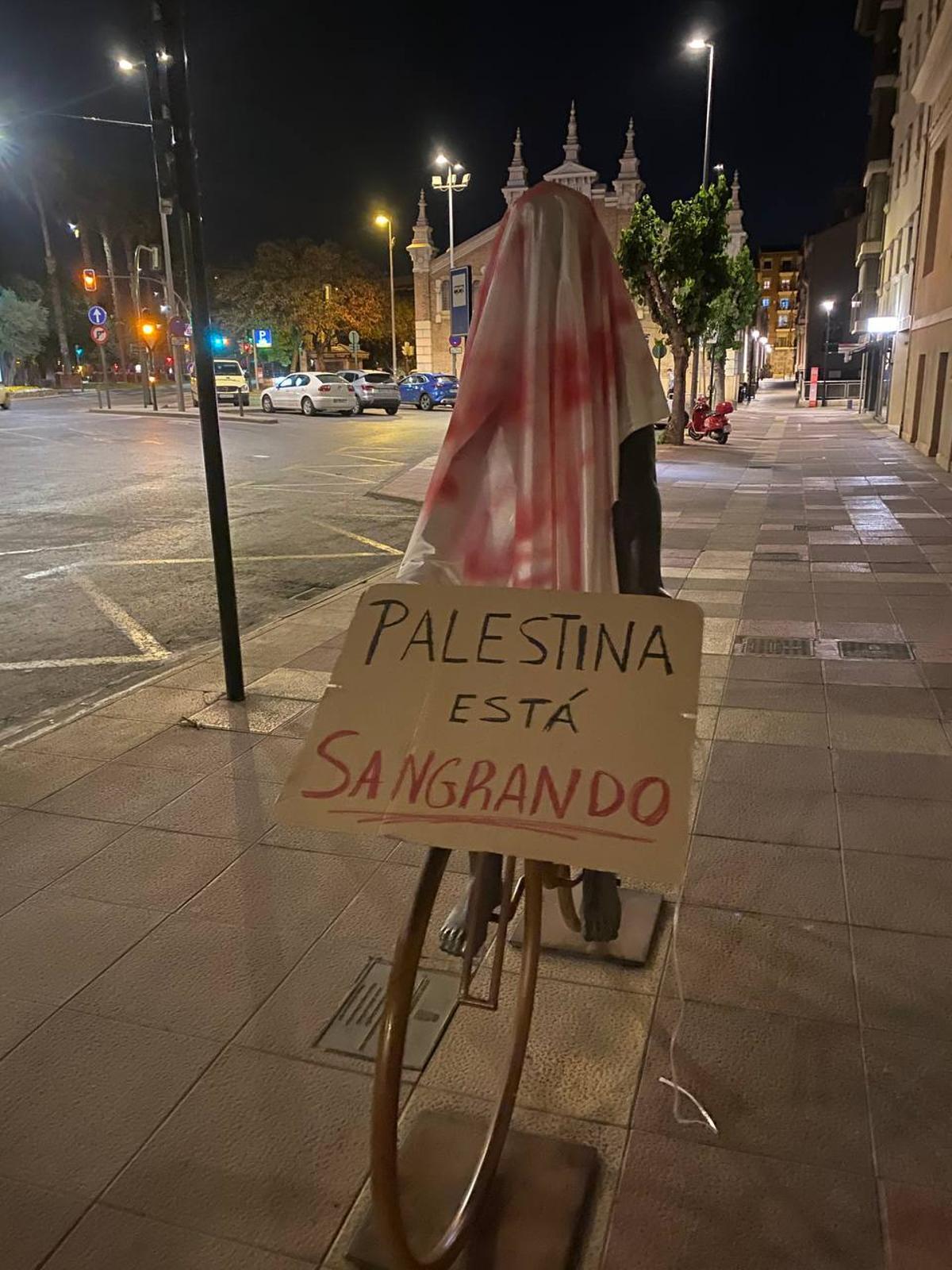 Estatuas de Murcia amanecen &quot;sangrando&quot; por Palestina