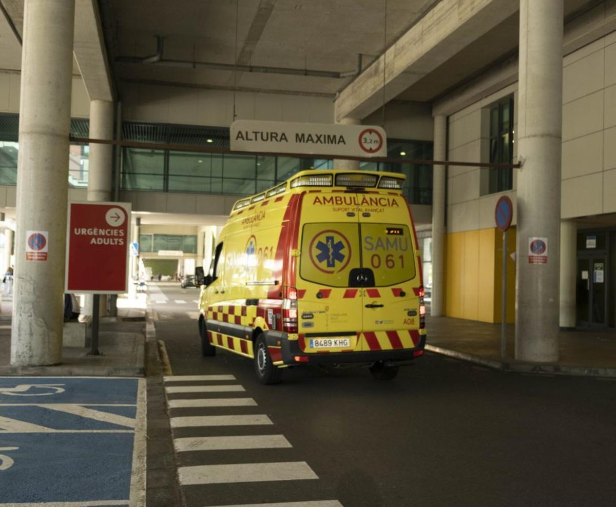 Imagen de archivo de una ambulancia en las urgencias de Son Espases. | MARÍA PEDRAZ