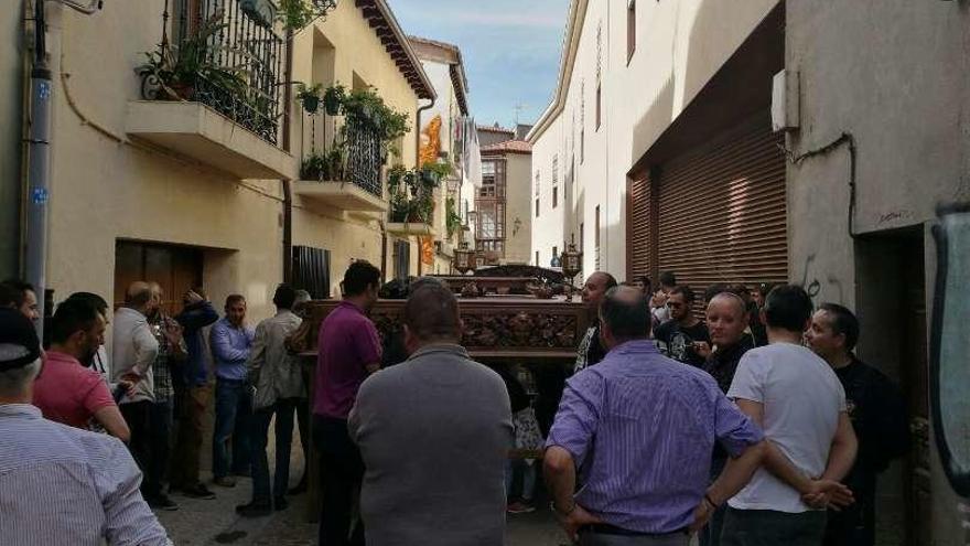 Los hermanos de la Vera Cruz devuelven las mesas a la panera