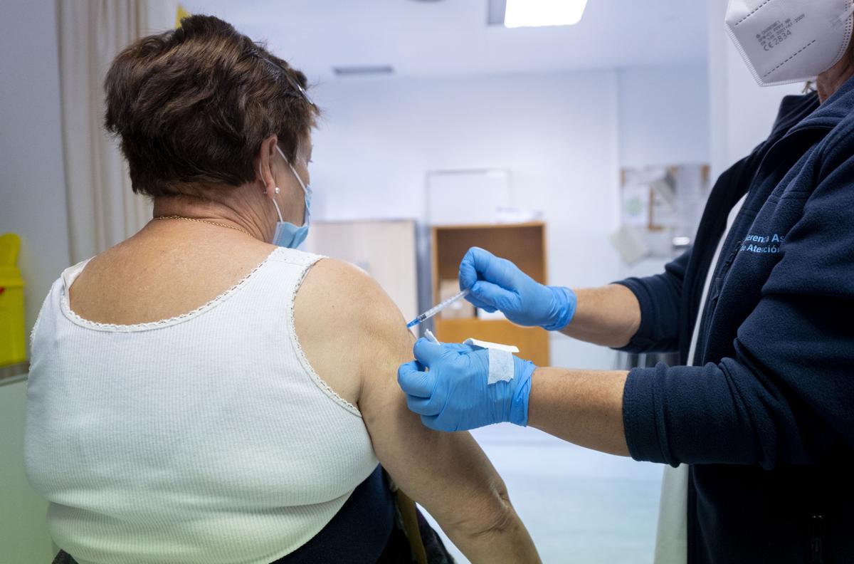 Archivo - Una mujer recibe la vacuna contra la gripe en el día en el que se inicia la segunda fase de la campaña de vacunación, en el Centro de Salud Pozuelo de Alarcón, a 8 de noviembre de 2021, en Pozuelo de Alarcón, Madrid, (España). Este ocho de novie