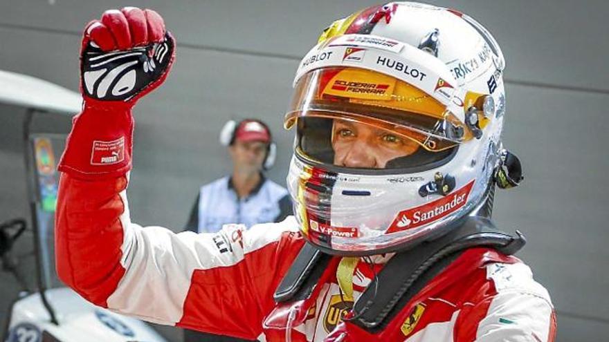 Sebastian Vettel celebra la seva &#039;pole position&#039; d&#039;ahir a Singapur