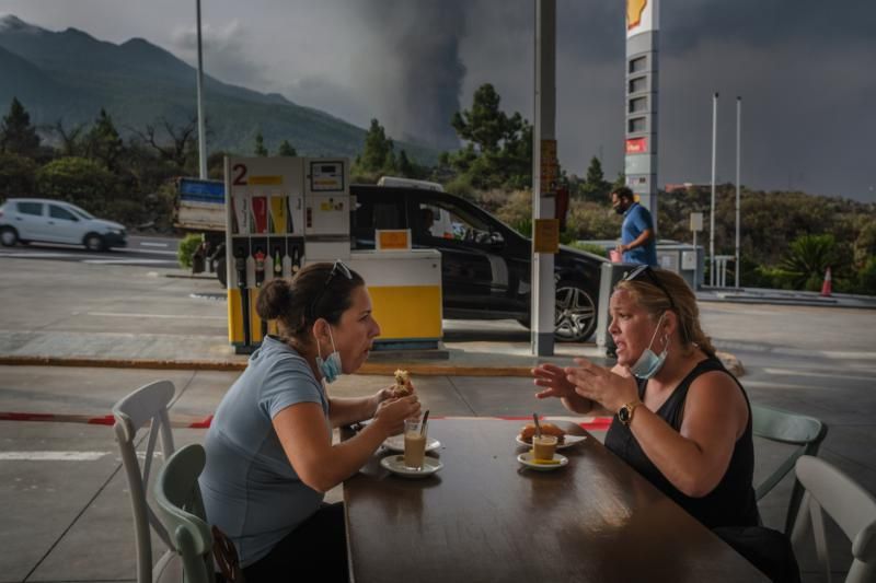 La ceniza del volcán de La Palma cubre las calles