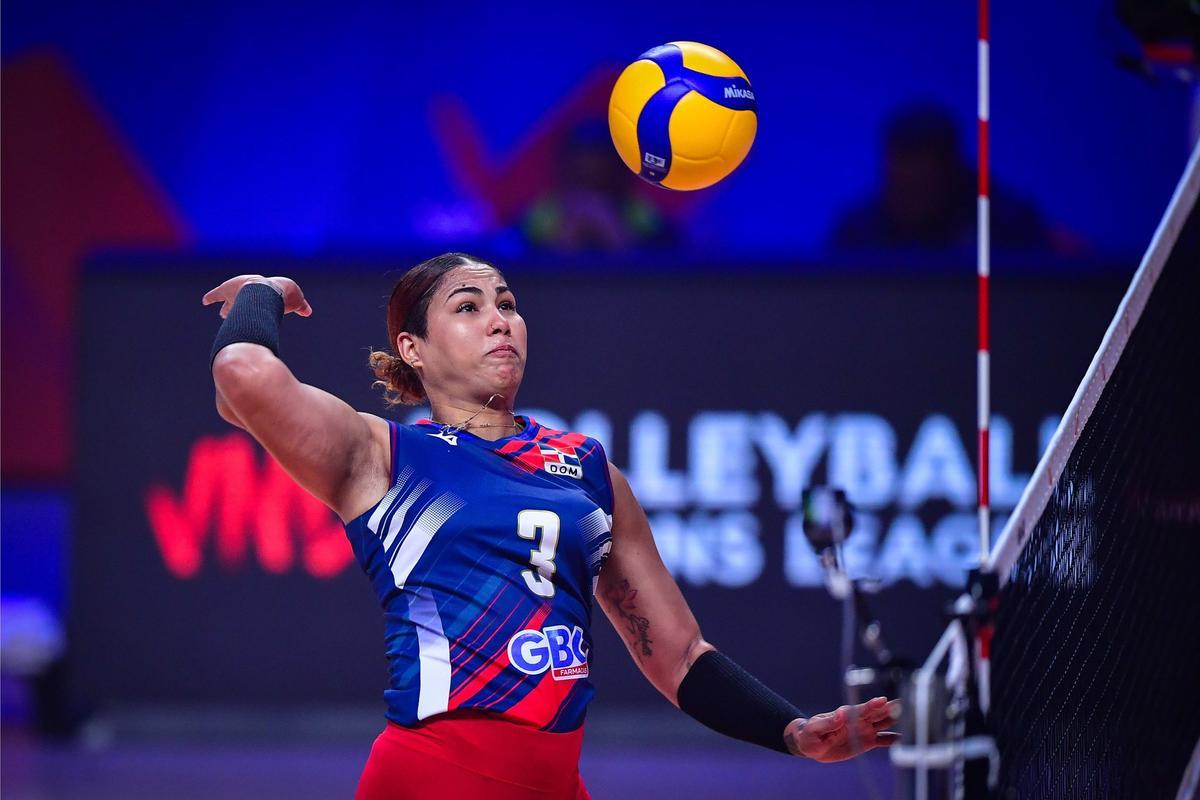 Lisvel Eve Mejía remata un balón durante un partido