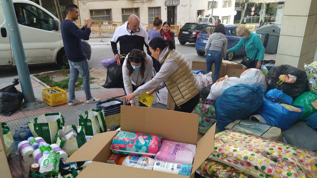 Los residentes ucranianos preparan las cajas con ropa, medicamentos y comida para enviarlas a los refugiados