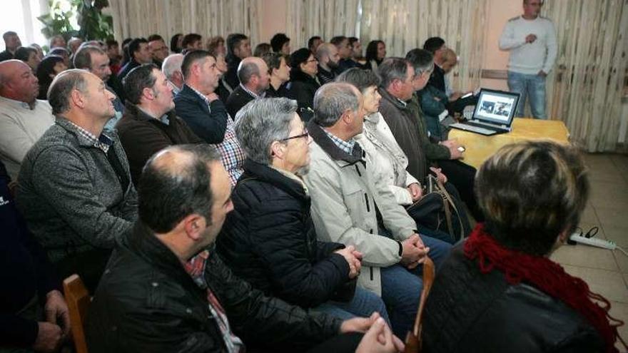 Análisis de la salud de la ubre y la proteína   |  Por otra parte, la quesera cooperativa Hoxe, de Lalín, organizó en el restaurante Coteliño una jornada técnica de vacuno de leche, con una ponencia sobre grasa y proteína de leche, de José Santiso, y sobre la salud de la ubre, de Rubén González. Ambos son veterinarios de Biona. Las instalaciones de Hoxe, en Prado, transforman 40.000 litros diarios de leche y elabora más de un millón de quesos al año.