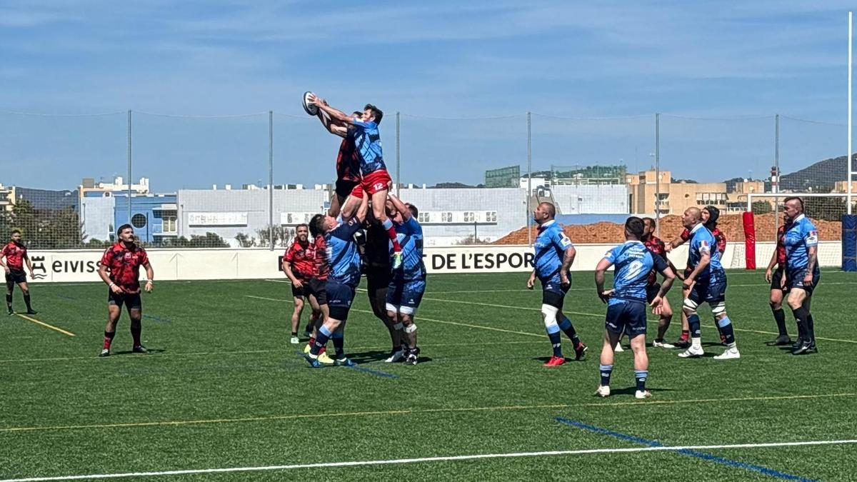 Imagen de un lance del partido entre el Ibiza Rugby Club y el Gloria Filiorum Patres (GFP) Rugby Club.