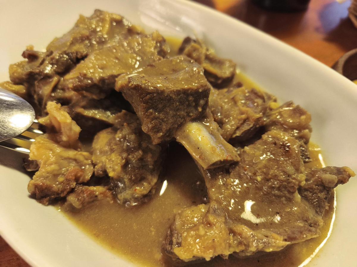 Carne de cabra con salsa de almendras.