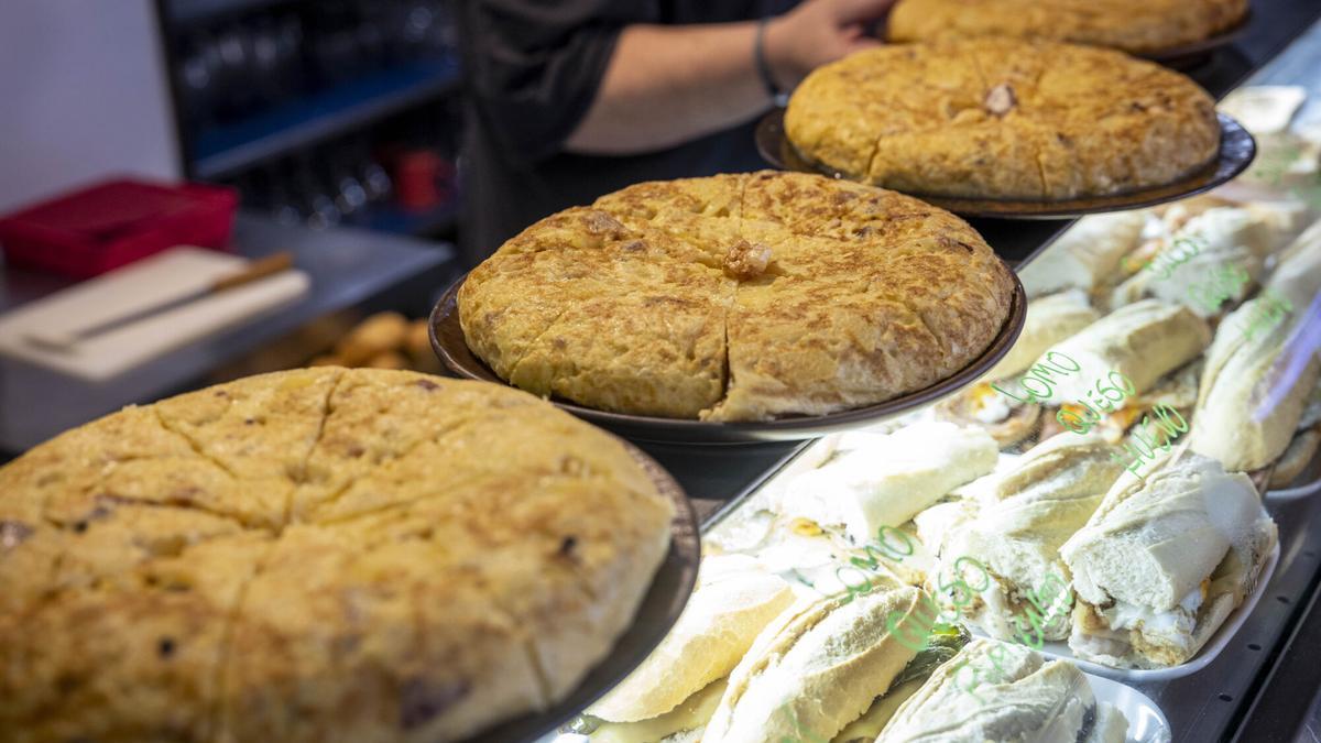 En imágenes | El Rincón de Baro, el bar del Actur que se ha hecho viral por sus tortillas de sabores