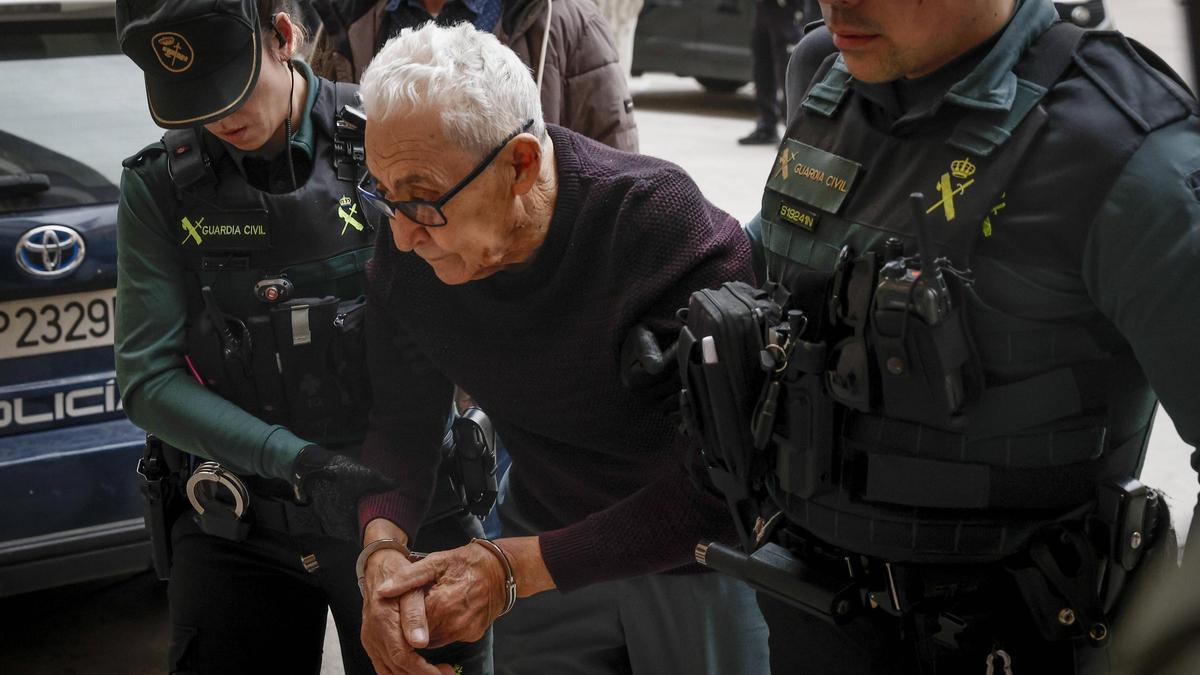 Benet M.O., de 82 años, acusado de matar de un tiro a su mujer en Puigpunyent, a su llegada al juzgado en Palma.