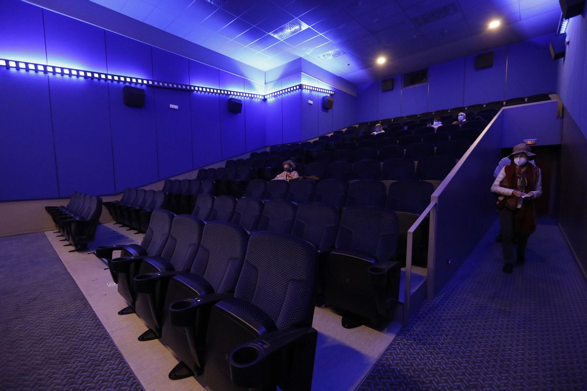 Espectadores en una sala de cine.