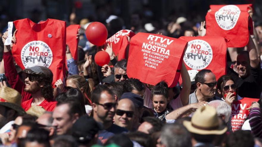 Trabajadores de Radio Televisión Valenciana protestan durante la mascletà por el ERE que planea sobre el ente público
