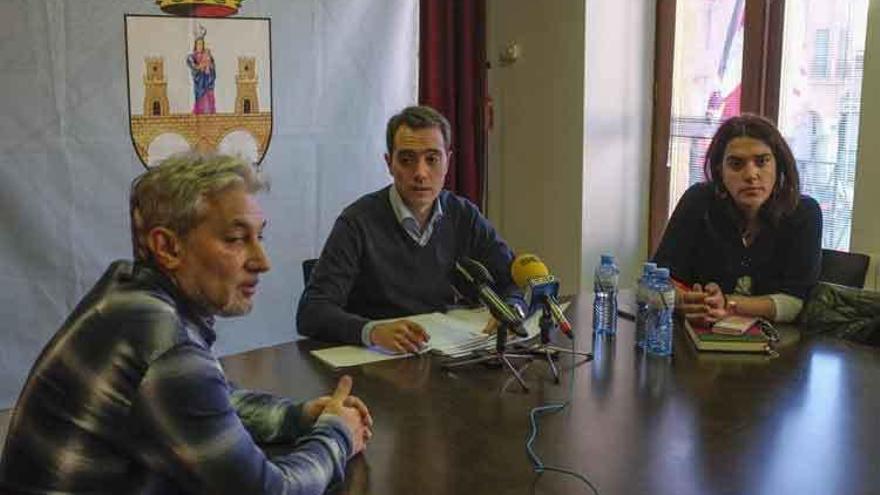 Burón, Huerga y Veleda, durante la rueda de prensa ayer en el Ayuntamiento.