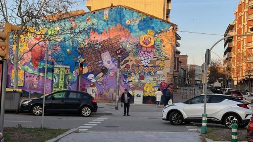 Treuen la tanca publicitària que tapava un mural artístic a Manresa