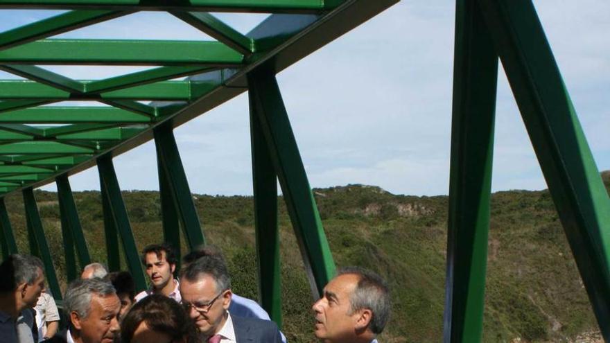 Belén Fernández y Riego, los primeros en cruzar la pasarela.