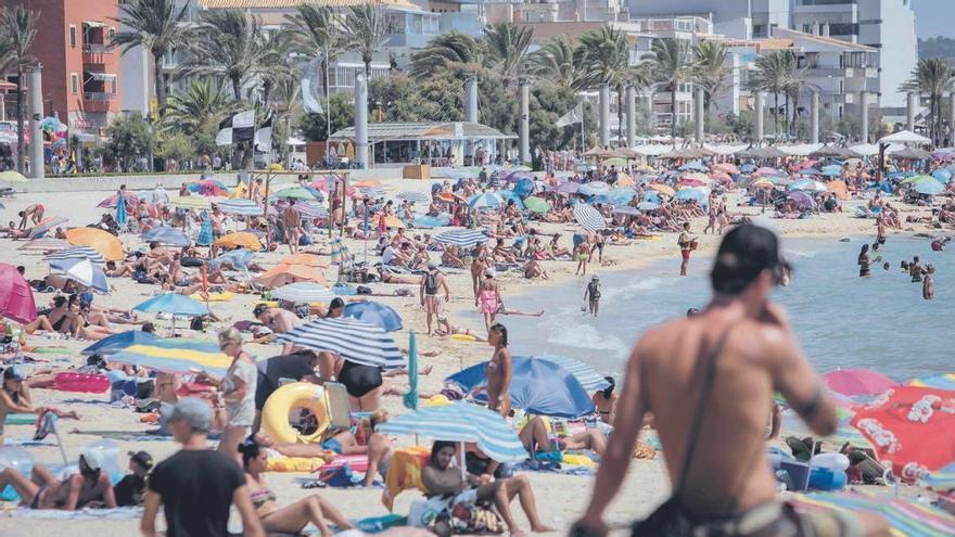 La Playa de Palma, repleta de bañistas este verano.