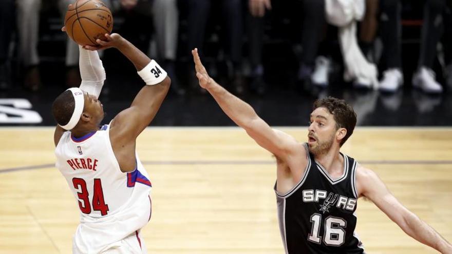 Gasol intenta taponar a Paul Pierce.