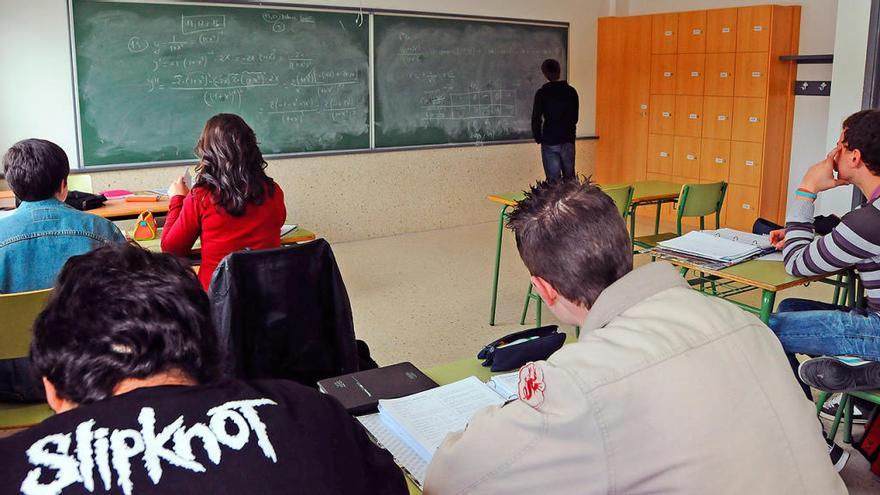 Alumnos de un instituto de Cangas durante una clase. // G. N.