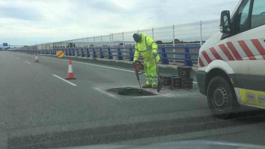 Vuelven a reparar el bache del puente de los Santos