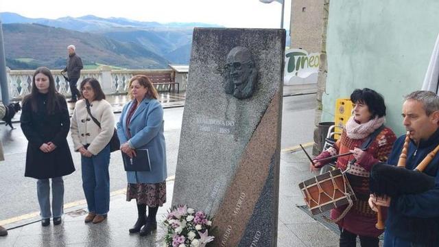 José Ramón Feito, Jimena Fernández, Karina Peláez, Montse Fernández y los músicos Rosa Fernández y Martín Fernández, junto al monumento en honor a Maldonado. | T. CASCUDO