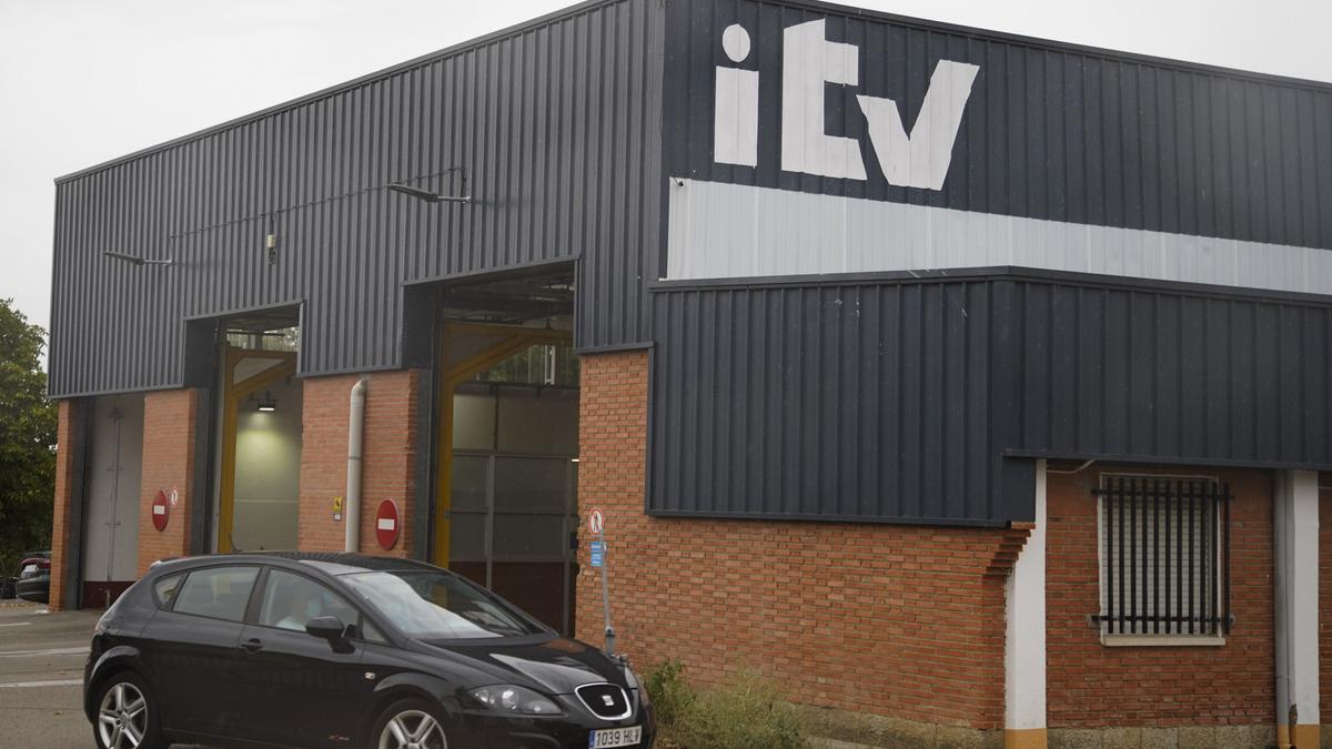 Un vehículo en el exterior de la ITV.