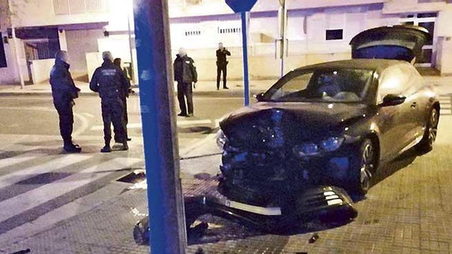 Varios policías, junto al coche siniestrado.