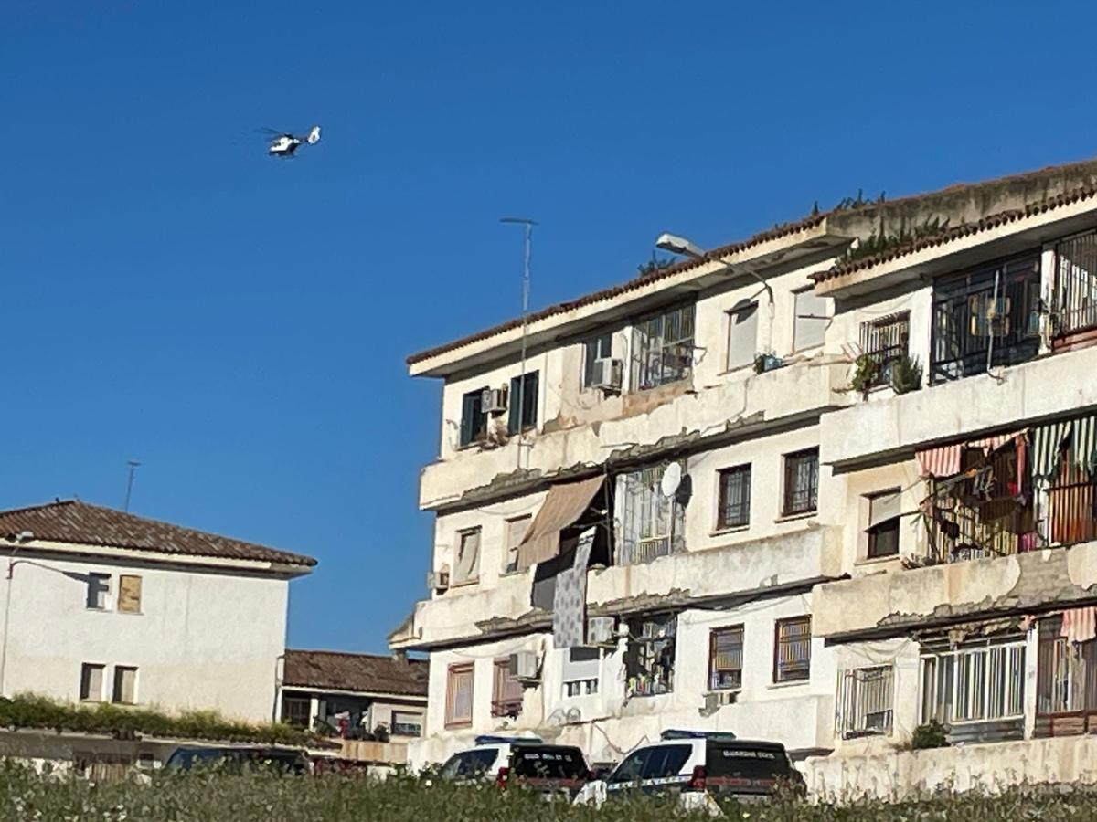Un helicóptero de la Guardia Civil sobrevuela viviendas en Puente Genil.