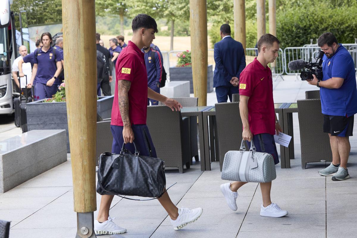 Marc Bernal y Marc Casadó entran al hotel de concentración de Birmingham.