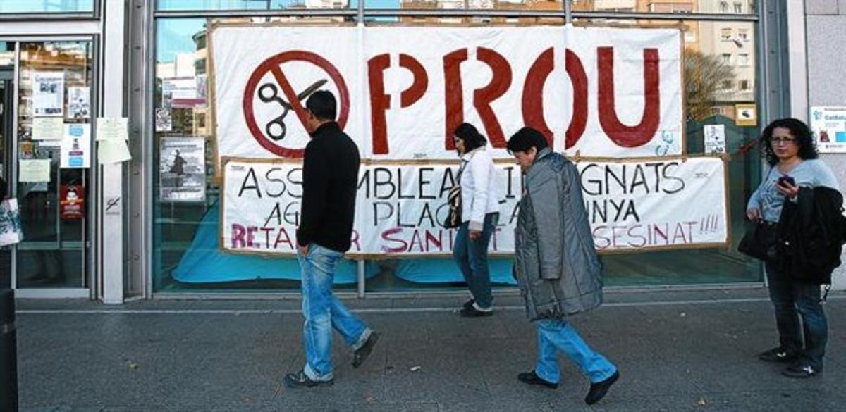 Una pancarta contra les retallades a la sanitat, a l’Hospital de Sant Pau, de Barcelona. Una pancarta contra les retallades a la sanitat, a l’Hospital de Sant Pau, de Barcelona.