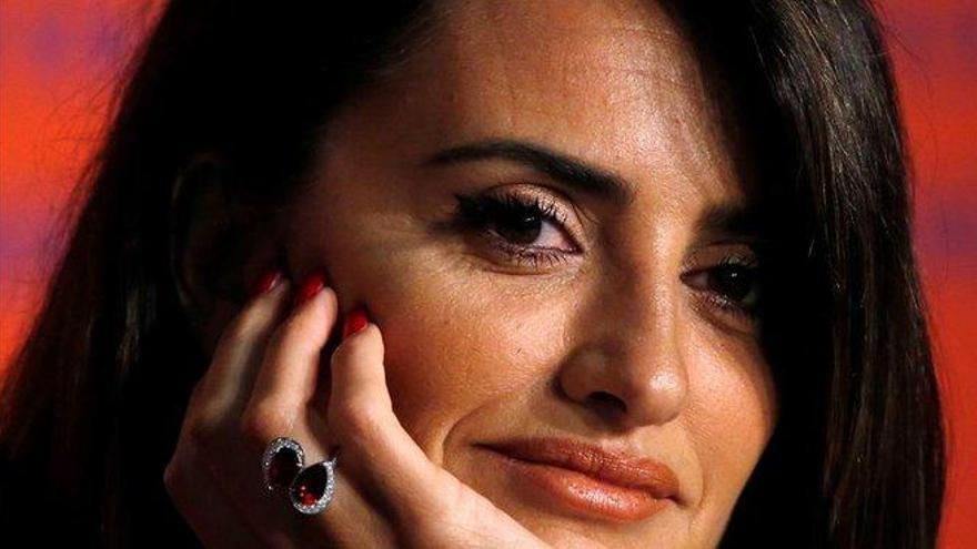 Penélope Cruz y Javier Bardem donan mascarillas y guantes al hospital la Paz