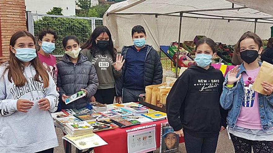 El alumnado ha creado una cooperativa de venta de almendras. | SERVICIO ESPECIAL